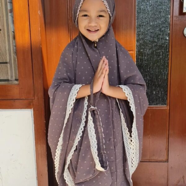 Mukena Anak Uragiri